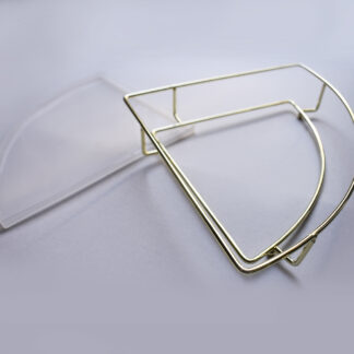 Nosač kutnog pladnja metalni zlatni 32x22x1 cm